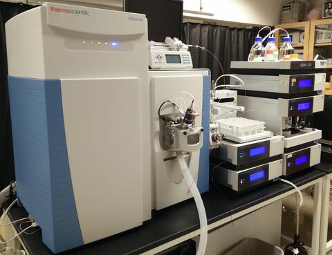 LC-MS ThermoScientific QExactive Orbitrap (+ IR spectroscopy ...